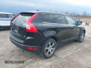 2013 Volvo XC60 T6 z VIN YV4902DZ1D2368819, wystawiony jako IAAI lot #41833733 z przebiegiem 148 606 mil mil oraz . Historia ofert i sprzedaży dostępna na DreamBid. Obrazek 4.