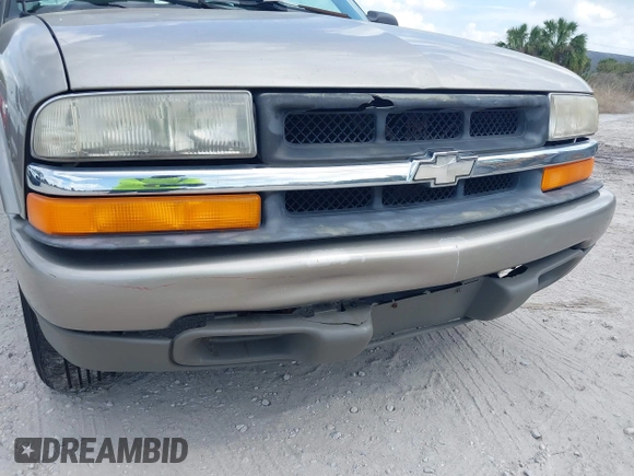 2000 Chevrolet S-10 LS with VIN 1GCCS1942YK156897, listed as a IAAI auction lot 41709047 with 131,331 mi miles. Bid and sale history available at carsss.com. Image 12.