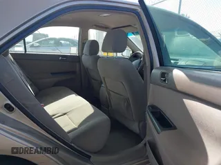 2006 Toyota Camry STD z VIN 4T1BE32K56U114339, wystawiony jako IAAI lot #42441135 z przebiegiem 217 153 mil mil oraz . Historia ofert i sprzedaży dostępna na DreamBid. Obrazek 8.