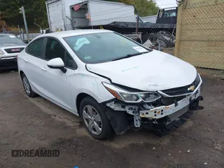 2017 Chevrolet Cruze LS z VIN 1G1BC5SM7H7142841, wystawiony jako IAAI lot #40354681 z przebiegiem 93 453 mil mil oraz . Historia ofert i sprzedaży dostępna na DreamBid. Obrazek 1.