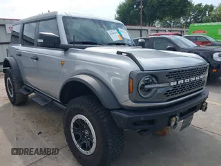 2024 Ford Bronco Badlands z VIN 1FMEE9BP7RLA32263, wystawiony jako IAAI lot #42356178 z przebiegiem 8 566 mil mil oraz . Historia ofert i sprzedaży dostępna na DreamBid. Obrazek 1.