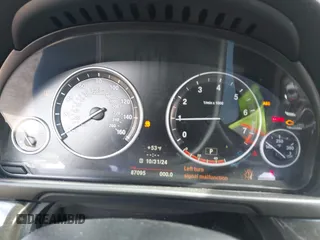 2012 BMW 5 Series 550i xDrive z VIN WBAFU9C55CC787098, wystawiony jako IAAI lot #42031582 z przebiegiem 87 095 mil mil oraz . Historia ofert i sprzedaży dostępna na DreamBid. Obrazek 7.