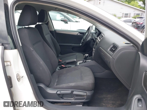 2015 Volkswagen Jetta SE z VIN 3VWD17AJ8FM323116, wystawiony jako IAAI lot #42246679 z przebiegiem 175 446 mil mil oraz . Historia ofert i sprzedaży dostępna na DreamBid. Obrazek 5.