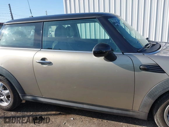 2010 MINI Hardtop z VIN WMWMF3C56ATZ65113, wystawiony jako IAAI lot #40968121 z przebiegiem 124 066 mil mil oraz . Historia ofert i sprzedaży dostępna na DreamBid. Obrazek 13.
