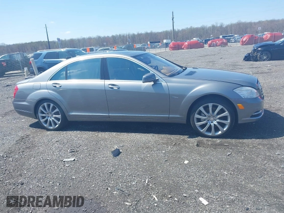 2012 Mercedes-Benz S 550 z VIN WDDNG9EB8CA477487, wystawiony jako IAAI lot #41936591 z przebiegiem 61 182 mil mil oraz . Historia ofert i sprzedaży dostępna na DreamBid. Obrazek 13.