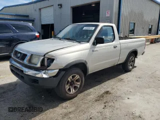 1998 Nissan Frontier XE z VIN 1N6DD21S8WC342950, wystawiony jako Copart lot #42089915 z przebiegiem Nie podano mil oraz Szkoda całkowita • Salvage title. Historia ofert i sprzedaży dostępna na DreamBid. Obrazek 1.
