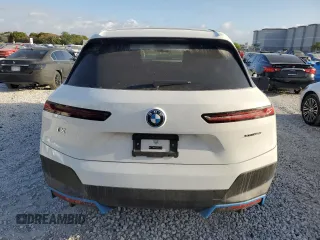 2024 BMW iX xDrive50 z VIN WB523CF02RCS04556, wystawiony jako Copart lot #51800655 z przebiegiem 7 915 mil mil oraz Czysty tytuł • Clean title. Historia ofert i sprzedaży dostępna na DreamBid. Obrazek 6.