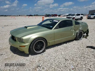 2005 Ford Mustang GT Deluxe z VIN 1ZVFT82H455161414, wystawiony jako Copart lot #54147235 z przebiegiem 113 004 mil mil oraz Szkoda całkowita • Salvage title. Historia ofert i sprzedaży dostępna na DreamBid. Obrazek 1.