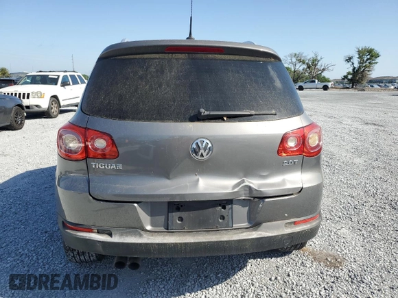 2011 Volkswagen Tiguan S z VIN WVGAV7AX7BW525689, wystawiony jako Copart lot #52762065 z przebiegiem 195 109 mil mil oraz Czysty tytuł • Clean title. Historia ofert i sprzedaży dostępna na DreamBid. Obrazek 6.