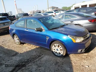 2008 Ford Focus SE z VIN 1FAHP33N98W174249, wystawiony jako IAAI lot #42467657 z przebiegiem 134 287 mil mil oraz . Historia ofert i sprzedaży dostępna na DreamBid. Obrazek 1.