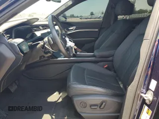 2022 Audi e-tron Premium Plus z VIN WA1LAAGE8NB019712, wystawiony jako Copart lot #57022545 z przebiegiem 27 718 mil mil oraz Szkody całkowita. Historia ofert i sprzedaży dostępna na DreamBid. Obrazek 7.
