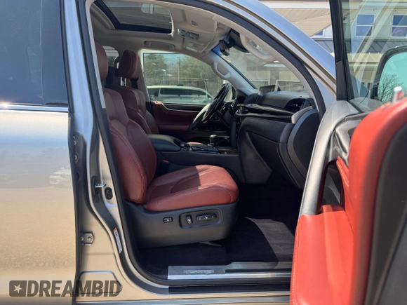2017 Lexus LX 570 z VIN JTJHY7AX7H4244407, wystawiony jako Copart lot #56943755 z przebiegiem 105 207 mil mil oraz Czysty tytuł • Clean title. Historia ofert i sprzedaży dostępna na DreamBid. Obrazek 5.