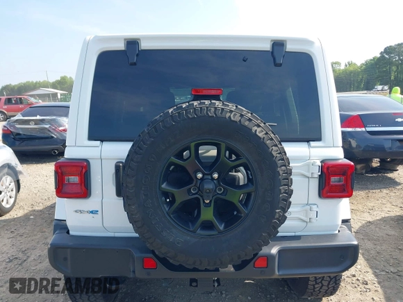 2021 Jeep Wrangler Unlimited Sahara z VIN 1C4JJXP6XMW840844, wystawiony jako IAAI lot #42152271 z przebiegiem 68 209 mil mil oraz . Historia ofert i sprzedaży dostępna na DreamBid. Obrazek 16.