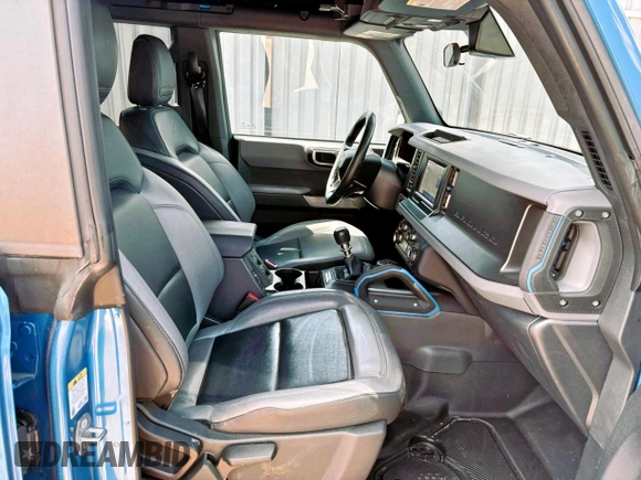2023 Ford Bronco z VIN 1FMDE5DH1PLA85211, wystawiony jako Copart lot #61242455 z przebiegiem 33 535 mil mil oraz Szkoda całkowita • Salvage title. Historia ofert i sprzedaży dostępna na DreamBid. Obrazek 5.