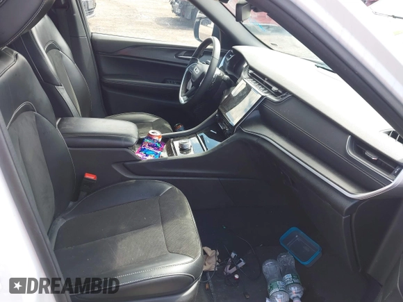 2023 Jeep Grand Cherokee Laredo z VIN 1C4RJHAG9PC640845, wystawiony jako IAAI lot #41991471 z przebiegiem 48 653 mil mil oraz . Historia ofert i sprzedaży dostępna na DreamBid. Obrazek 5.