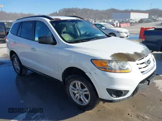 2010 Hyundai Santa Fe GLS z VIN 5NMSG3AB0AH335511, wystawiony jako IAAI lot #41691650 z przebiegiem 182 084 mil mil oraz . Historia ofert i sprzedaży dostępna na DreamBid. Obrazek 1.