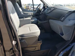 2017 Ford Transit z VIN 1FTYR2CM6HKB48706, wystawiony jako IAAI lot #42528900 z przebiegiem 110 363 mil mil oraz . Historia ofert i sprzedaży dostępna na DreamBid. Obrazek 5.