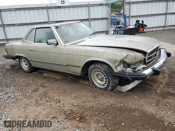 1982 Mercedes-Benz 380 SL z VIN WDBBA45A7CB016184, wystawiony jako Copart lot #72085954 z przebiegiem 251 411 mil mil oraz Szkoda całkowita • Salvage title. Historia ofert i sprzedaży dostępna na DreamBid. Obrazek 4.