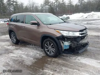 2017 Toyota Highlander XLE with VIN 5TDJZRFH9HS363191, listed as a IAAI auction lot 41642975 with 255,219 mi miles. Bid and sale history available at carsss.com. Image 1.