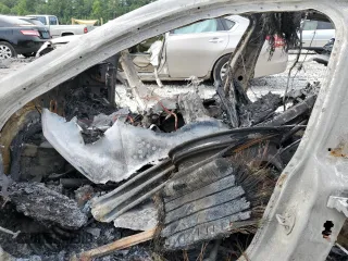 2022 BMW M8 Competition z VIN WBSGV0C07NCH63310, wystawiony jako Copart lot #60612124 z przebiegiem Nie podano mil oraz Nie do naprawy. Historia ofert i sprzedaży dostępna na DreamBid. Obrazek 7.