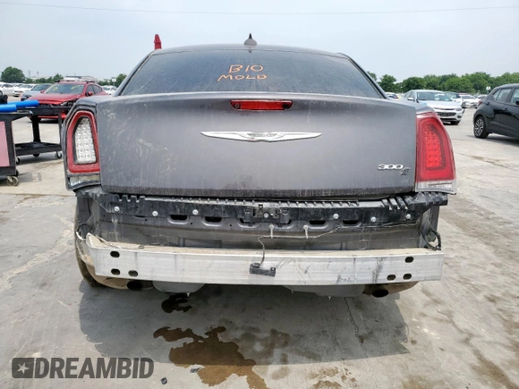2018 Chrysler 300 S z VIN 2C3CCABG1JH295888, wystawiony jako Copart lot #56899745 z przebiegiem 111 826 mil mil oraz Szkoda całkowita • Salvage title. Historia ofert i sprzedaży dostępna na DreamBid. Obrazek 6.