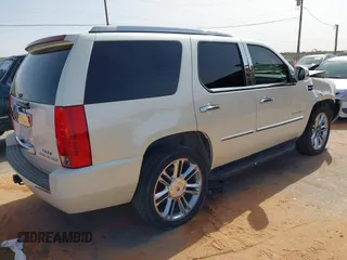 2008 Cadillac Escalade z VIN 1GYEC63828R153028, wystawiony jako IAAI lot #42043110 z przebiegiem 127 122 mil mil oraz . Historia ofert i sprzedaży dostępna na DreamBid. Obrazek 4.