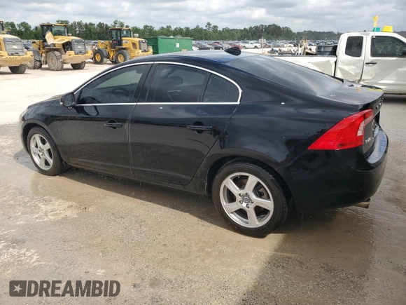 2013 Volvo S60 T5 Premier z VIN YV1612FS1D2207965, wystawiony jako Copart lot #53524305 z przebiegiem 142 117 mil mil oraz Czysty tytuł • Clean title. Historia ofert i sprzedaży dostępna na DreamBid. Obrazek 2.