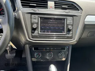 2018 Volkswagen Tiguan S z VIN 3VV0B7AX2JM014870, wystawiony jako Copart lot #65734835 z przebiegiem 118 575 mil mil oraz Czysty tytuł • Clean title. Historia ofert i sprzedaży dostępna na DreamBid. Obrazek 9.