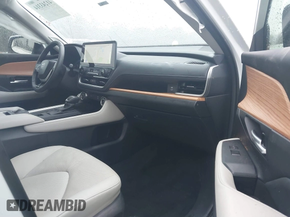 2024 Toyota Highlander XLE z VIN 5TDAAAA59RS011154, wystawiony jako IAAI lot #41243314 z przebiegiem 28 555 mil mil oraz . Historia ofert i sprzedaży dostępna na DreamBid. Obrazek 5.