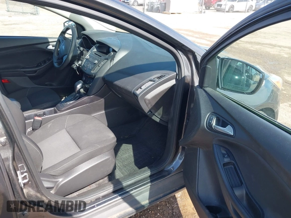 2017 Ford Focus SE z VIN 1FADP3F22HL235085, wystawiony jako IAAI lot #42465812 z przebiegiem 84 419 mil mil oraz . Historia ofert i sprzedaży dostępna na DreamBid. Obrazek 5.