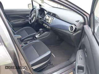 2024 Nissan Versa SV z VIN 3N1CN8EV6RL910272, wystawiony jako IAAI lot #42500325 z przebiegiem 8 343 mil mil oraz . Historia ofert i sprzedaży dostępna na DreamBid. Obrazek 5.