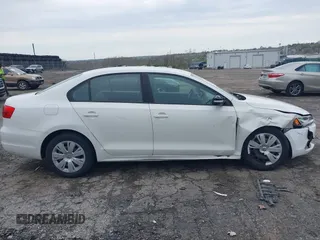 2011 Volkswagen Jetta SE z VIN 3VWDZ7AJ5BM340832, wystawiony jako IAAI lot #42043070 z przebiegiem 113 790 mil mil oraz . Historia ofert i sprzedaży dostępna na DreamBid. Obrazek 13.