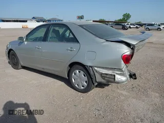 2005 Toyota Camry STD z VIN 4T1BE32K75U996144, wystawiony jako IAAI lot #42284780 z przebiegiem 157 050 mil mil oraz . Historia ofert i sprzedaży dostępna na DreamBid. Obrazek 3.