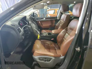2016 Volkswagen Touareg Sport z VIN WVGEF9BP5GD011285, wystawiony jako Copart lot #47301835 z przebiegiem 179 652 mil mil oraz Czysty tytuł • Clean title. Historia ofert i sprzedaży dostępna na DreamBid. Obrazek 7.