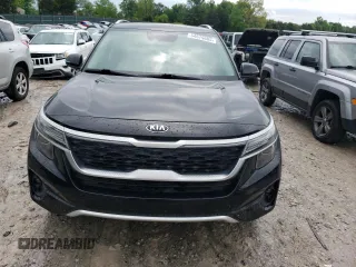 2021 Kia Seltos EX z VIN KNDERCAA6M7102971, wystawiony jako Copart lot #54679605 z przebiegiem 40 511 mil mil oraz Czysty tytuł • Clean title. Historia ofert i sprzedaży dostępna na DreamBid. Obrazek 5.