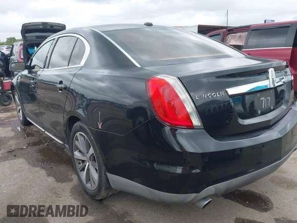 2011 Lincoln MKS z VIN 1LNHL9DRXBG604717, wystawiony jako IAAI lot #42193947 z przebiegiem 239 118 mil mil oraz . Historia ofert i sprzedaży dostępna na DreamBid. Obrazek 3.