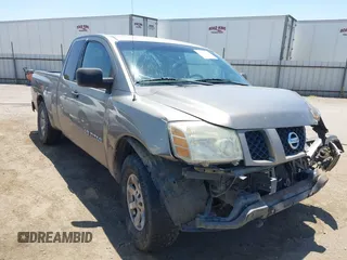 2007 Nissan Titan XE z VIN 1N6AA06A67N235482, wystawiony jako IAAI lot #42759861 z przebiegiem 305 276 mil mil oraz . Historia ofert i sprzedaży dostępna na DreamBid. Obrazek 1.