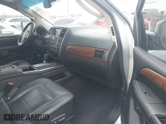2008 Nissan Armada SE z VIN 5N1AA08C38N601641, wystawiony jako IAAI lot #41569296 z przebiegiem 223 865 mil mil oraz . Historia ofert i sprzedaży dostępna na DreamBid. Obrazek 5.