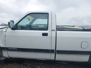 1993 Dodge Dakota S z VIN 1B7FL26X5PS202557, wystawiony jako IAAI lot #42224806 z przebiegiem 87 871 mil mil oraz . Historia ofert i sprzedaży dostępna na DreamBid. Obrazek 14.
