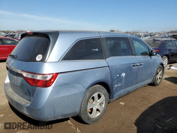 2013 Honda Odyssey EX z VIN 5FNRL5H43DB062745, wystawiony jako Copart lot #48347945 z przebiegiem 70 136 mil mil oraz Szkody całkowita. Historia ofert i sprzedaży dostępna na DreamBid. Obrazek 3.