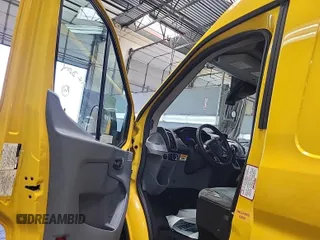 2019 Ford Transit z VIN 1FTYR3XM3KKA38669, wystawiony jako IAAI lot #42663811 z przebiegiem 135 929 mil mil oraz . Historia ofert i sprzedaży dostępna na DreamBid. Obrazek 37.