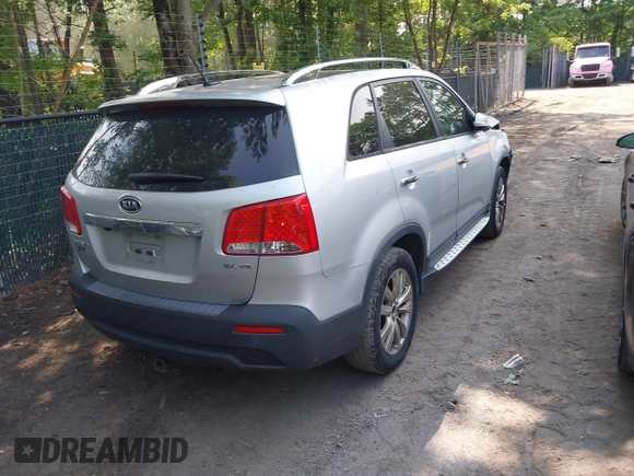 2011 Kia Sorento EX z VIN 5XYKUDA24BG173649, wystawiony jako IAAI lot #42413296 z przebiegiem 210 803 mil mil oraz . Historia ofert i sprzedaży dostępna na DreamBid. Obrazek 4.