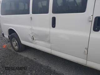 2020 Chevrolet Express Passenger LS z VIN 1GAZGNFP7L1212812, wystawiony jako IAAI lot #42263328 z przebiegiem 350 936 mil mil oraz . Historia ofert i sprzedaży dostępna na DreamBid. Obrazek 6.