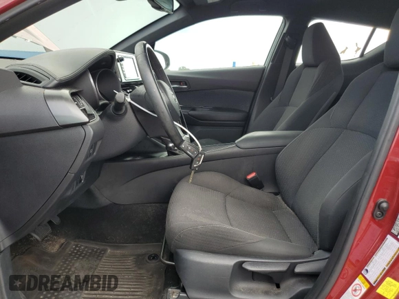 2018 Toyota C-HR XLE z VIN NMTKHMBX1JR061311, wystawiony jako Copart lot #63251925 z przebiegiem 32 382 mil mil oraz Czysty tytuł • Clean title. Historia ofert i sprzedaży dostępna na DreamBid. Obrazek 7.