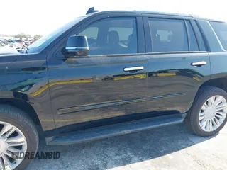 2020 Cadillac Escalade Luxury z VIN 1GYS4BKJ9LR287363, wystawiony jako IAAI lot #42323765 z przebiegiem 44 057 mil mil oraz . Historia ofert i sprzedaży dostępna na DreamBid. Obrazek 6.