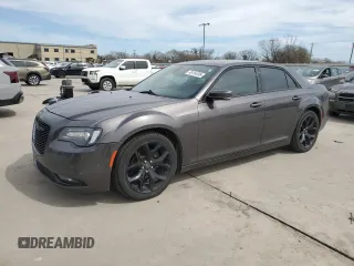 2021 Chrysler 300 S z VIN 2C3CCABG7MH523672, wystawiony jako Copart lot #49154395 z przebiegiem 92 145 mil mil oraz Szkoda całkowita • Salvage title. Historia ofert i sprzedaży dostępna na DreamBid. Obrazek 1.