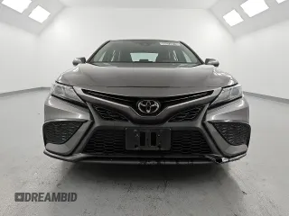 2022 Toyota Camry SE z VIN 4T1G11AK5NU686954, wystawiony jako Copart lot #59572575 z przebiegiem 115 123 mil mil oraz Czysty tytuł • Clean title. Historia ofert i sprzedaży dostępna na DreamBid. Obrazek 5.