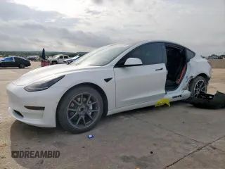 2021 Tesla Model 3 Standard Range Plus z VIN 5YJ3E1EAXMF016770, wystawiony jako Copart lot #55045515 z przebiegiem 38 585 mil mil oraz Szkoda całkowita • Salvage title. Historia ofert i sprzedaży dostępna na DreamBid. Obrazek 1.