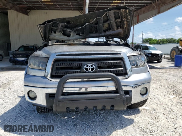 2010 Toyota Tundra z VIN 5TFRM5F11AX015110, wystawiony jako Copart lot #59004835 z przebiegiem Nie podano mil oraz Szkoda całkowita • Salvage title. Historia ofert i sprzedaży dostępna na DreamBid. Obrazek 5.