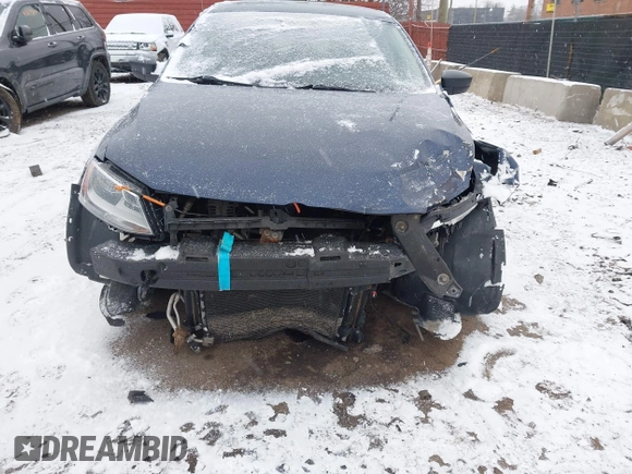 2014 Volkswagen Jetta S z VIN 3VW2K7AJXEM335027, wystawiony jako IAAI lot #41238282 z przebiegiem 157 568 mil mil oraz . Historia ofert i sprzedaży dostępna na DreamBid. Obrazek 13.